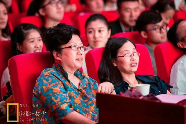 吴老师在观看学生们表演